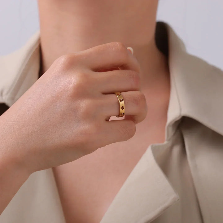 MIRAIE - Adjustable Paw Print ring in Gold Made of Silver